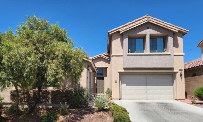 Henderson Apartment | 4 Bedroom 622578 by Houzlet