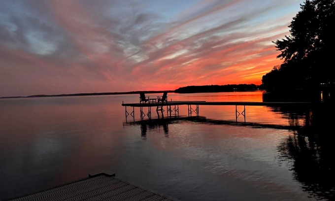 Ramara Cottage | 4 Bedroom, 7 bed Cottage - Sand and Crystal Clear Water, Lake Simcoe, Orillia