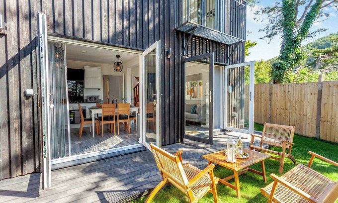 Weston-super-Mare Cottage | 4 bedroom accommodation in Kewstoke, near Weston-super-Mare