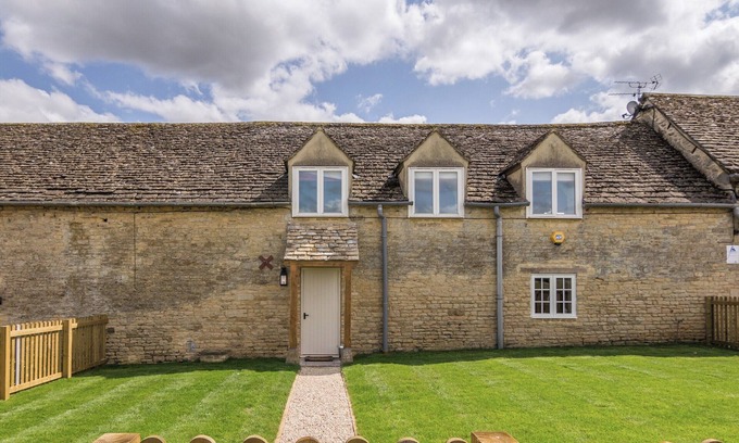 Ampney Crucis Cottage | 4 bedroom accommodation in Ampney Crucis, near Cirencester