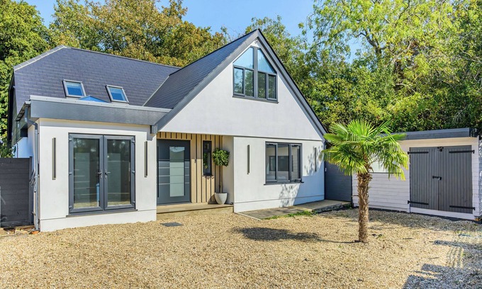 Christchurch Cottage | 4 bedroom accommodation in Bournemouth, near Christchurch