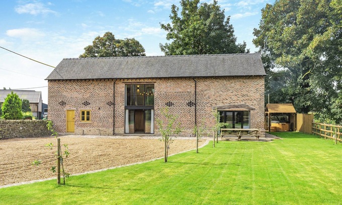 Macclesfield Cottage | 4 bedroom accommodation in Whiteley Green, Macclesfield