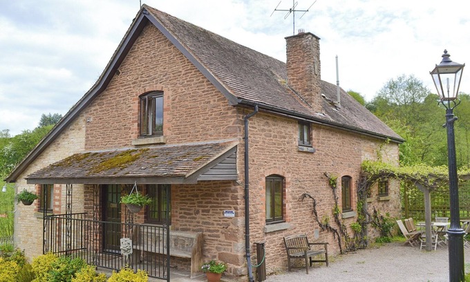 Aston Ingham Cottage | 4 bedroom accommodation in Lea, near Ross-on-Wye