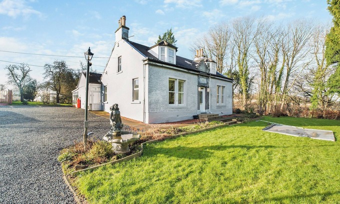 Larkhall Cottage | 4 bedroom accommodation in Ashgill, Nr Lanark