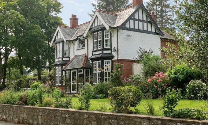 Caersws Cottage | 4 bedroom accommodation in Trefeglwys, near Llanidloes