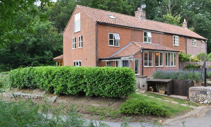 Elsing Cottage | 4 bedroom accommodation in Elsing, near Dereham