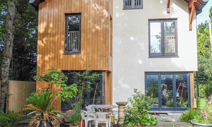 Whiteley Cottage | 4 bedroom accommodation in Fareham