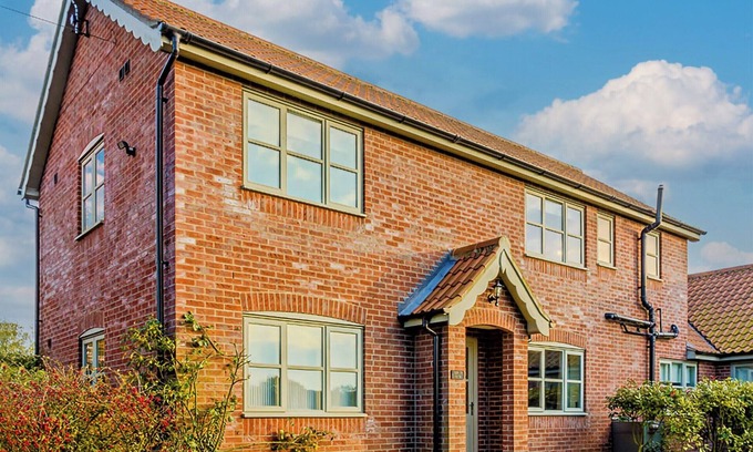 Irstead Cottage | 4 bedroom accommodation in Rollesby, near Winterton-on-Sea