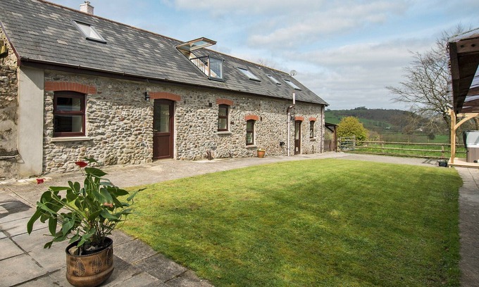 Llanwrda Cottage | 4 bedroom accommodation in Crugybar, near Llandeilo
