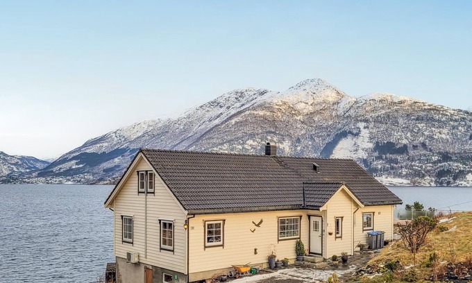 Hardangerfjord House | 4 bedroom awesome home in Tørvikbygd