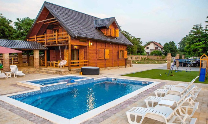 Vukovar House | 4 bedroom awesome home in Vukovar