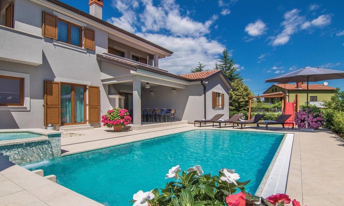 Heki House | 4 bedroom awesome home in Trosti