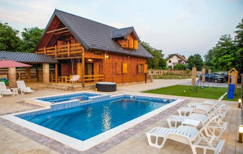 Vukovar House | 4 Bedroom Awesome Home In Vukovar
