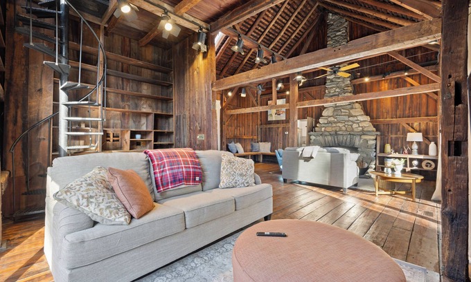 Mount Kisco House | 4-bedroom Barn house with WiFi, Fireplace, Firepit, BBQ Grill by hiking trails
