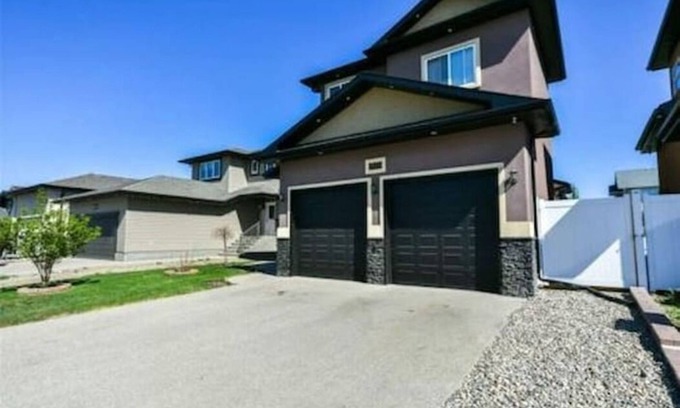 Regina House | 4 BedRoom Beautiful House