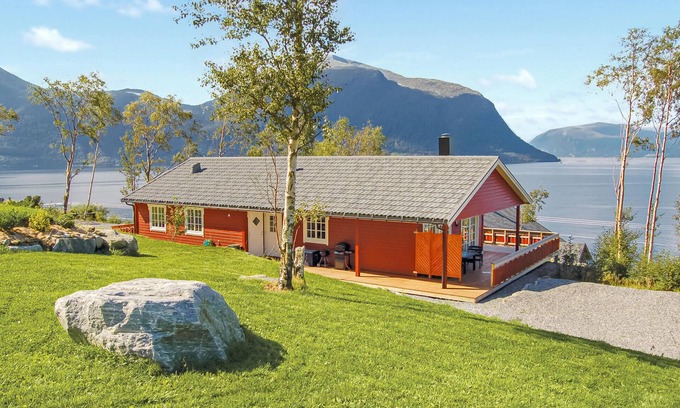 Hundeidvik House | 4 bedroom beautiful home in Hundeidvik