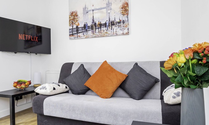 Basingstoke House | 4-Bedroom Bungalow in Central Basingstoke | Sleeps 9 Spacious, newly refurbished home with 3 bathrooms — perfect for families, contractors, or group stays. Just 5 mins from the M3 and a short walk to the town