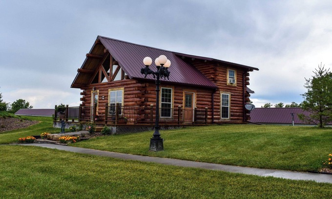 Martinsville Cabin | 4-bedroom cabin in peaceful Albany, MO. Amazing views and relaxing environment.