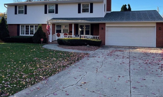 Allouez House | 4 bedroom, centrally located, 4 miles to Lambeau and 45 minutes to Door County.