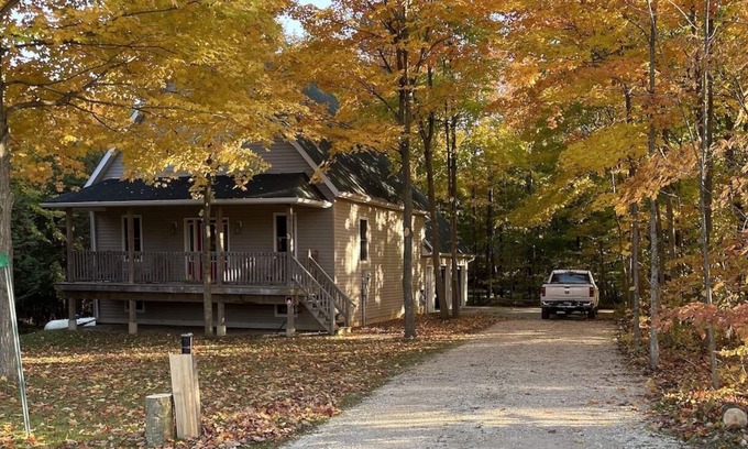 Flesherton Ski Chalet | 4 Bedroom Chalet Hike, Bike, Ski, Boat, ATV & Sled