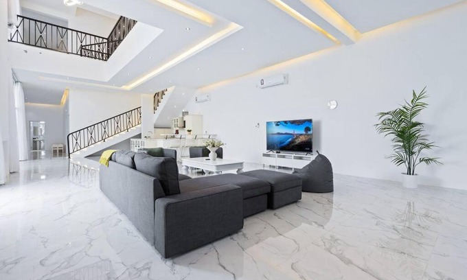 Madinat ash Shamal House | 4-Bedroom Chalet with Pool & Cinema