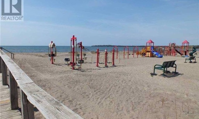 Manitoulin District House | 4 Bedroom Cottage On Manitoulin Island - Next to Sandy Beach!