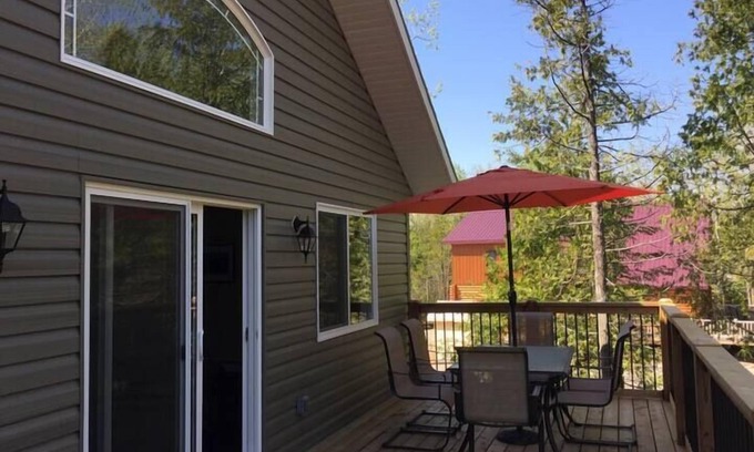 Tobermory House | 4 Bedroom Cottage- 129 Big Tub Rd