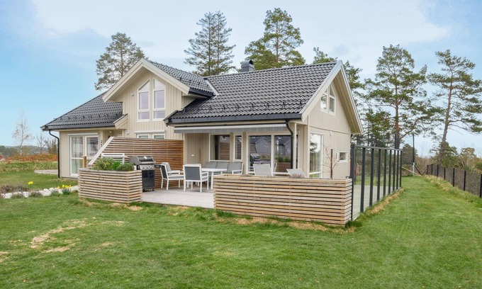 Arendal House | 4 bedroom cozy home in Færvik