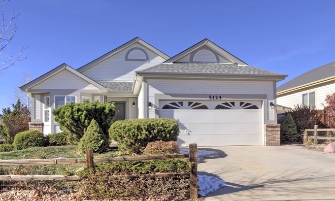 Stetson Hills House | 4 bedroom cutie w/2 car garage