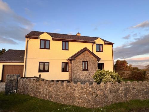 Llanddona House | 4 Bedroom Detached Farmhouse Mountain Views