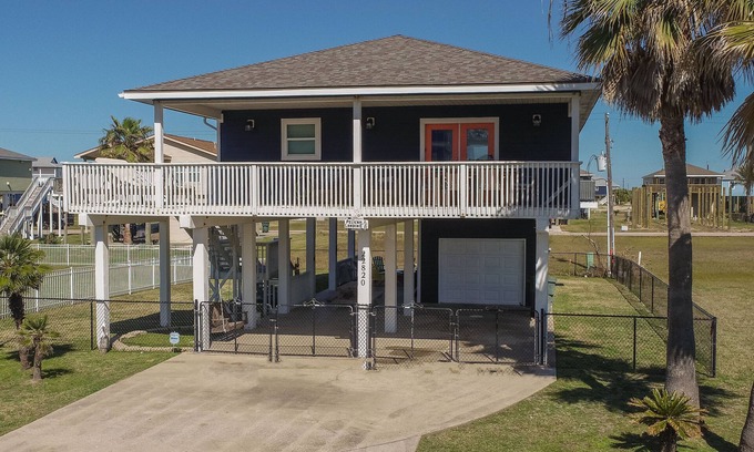 Terramar Beach House | 4 Bedroom! Family Beach Retreat, 5 Min Walk to Beach and Bay! Sleeps 12