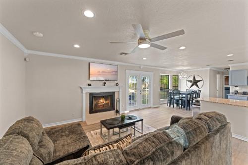 West San Antonio House | 4 Bedroom Family Oasis - 5 Mins to SeaWorld - River Walk - Sleeps 12 - 2 King Suites