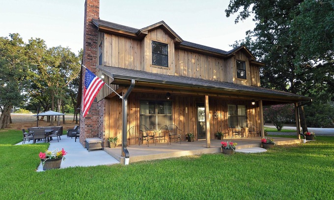 Burleson Other | 4-bedroom farmhouse in charming Burleson with WiFi, AC. Book now