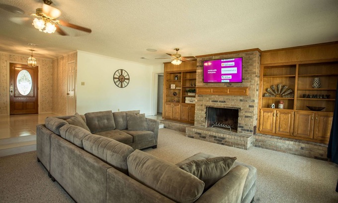 Sanger House | 4 Bedroom Farmhouse XXII & Event Venue 117 Acres