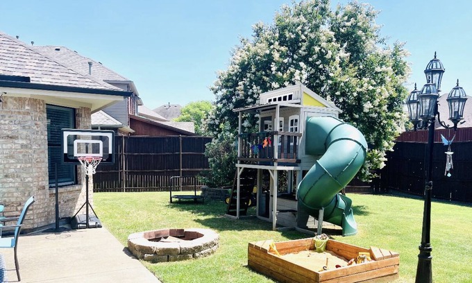 Allen House | 4 bedroom, fishing pond, playground, pet friendly!