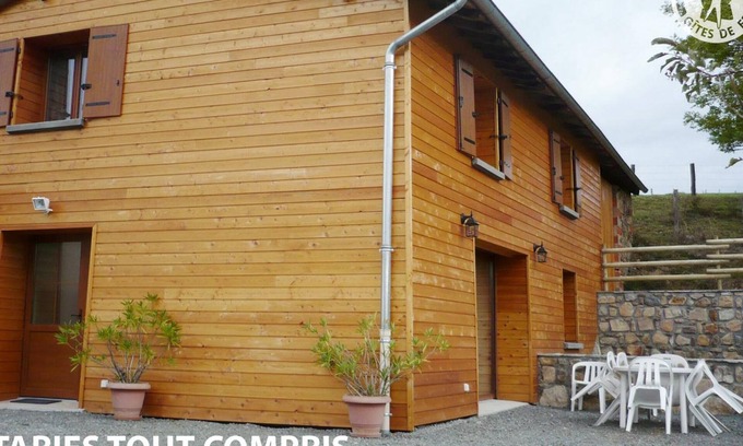 Saint-Cyr-de-Valorges Cottage | 4-bedroom cottage with garden, pets allowed, terrace and parking