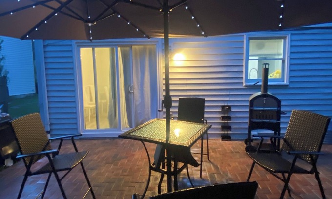 Calverton House | 4-bedroom, free parking, private entry, house in Silver Spring
