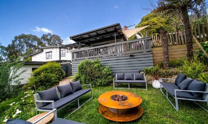 Healesville House | 4 Bedroom fun house - spa, sauna, fire pits & more