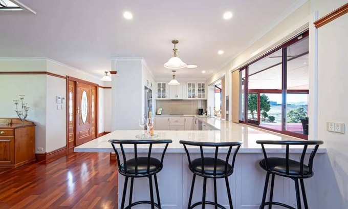 Adelaide House | 4-Bedroom Getaway with Panoramic Views and Close to Barossa Valley Attractions