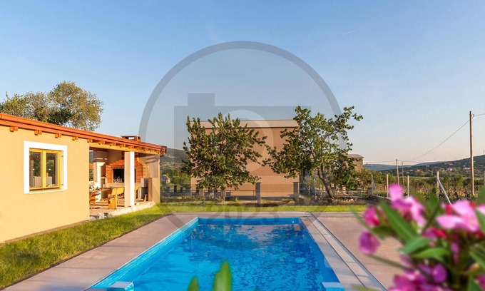Neoric House | 4 bedroom gorgeous home in Gornji Muc