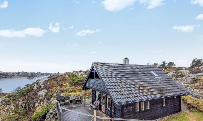 Fitjar House | 4 bedroom gorgeous home in Fitjar