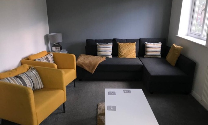 Ashton-under-Lyne House | 4 Bedroom Home Tameside, Grt Manchester Sleeps 7