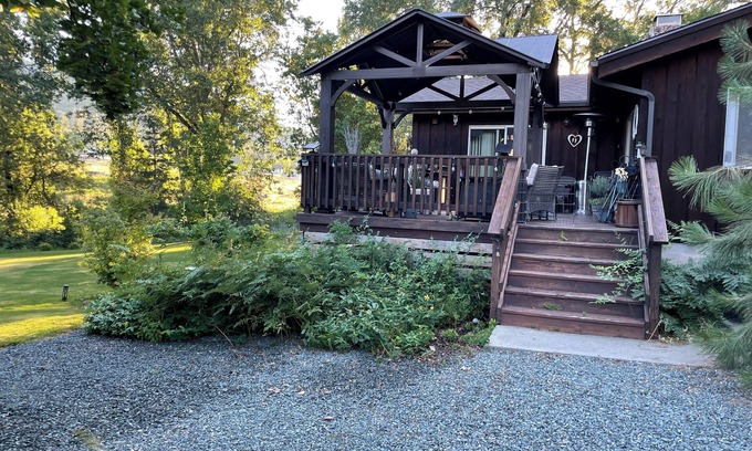Murphy House | 4-bedroom house in beautiful Rogue River Oregon with WiFi, AC.