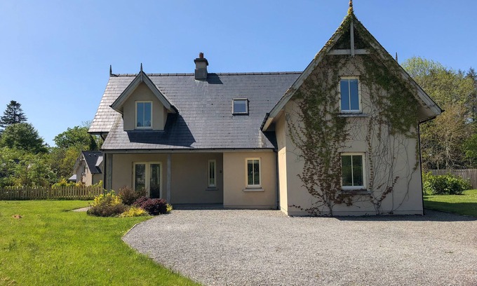 Kenmare Condo | 4 bedroom holiday home with wheelchair accessible bathroom 2km from Kenmare