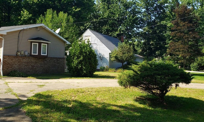 Mentor House | 4 bedroom home in the heart of a lake community min away from of lots activities