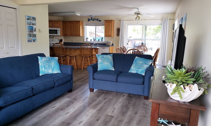 Canoe House | 4 Bedroom Home in the Shuswap, Close to Canoe Beach!