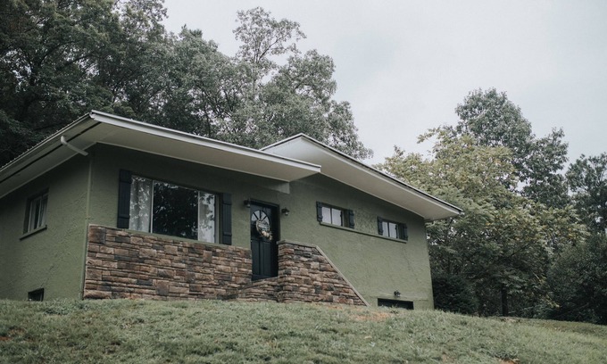 Williamson House | 4 Bedroom home less than a mile to Hatfield/McCoy trails