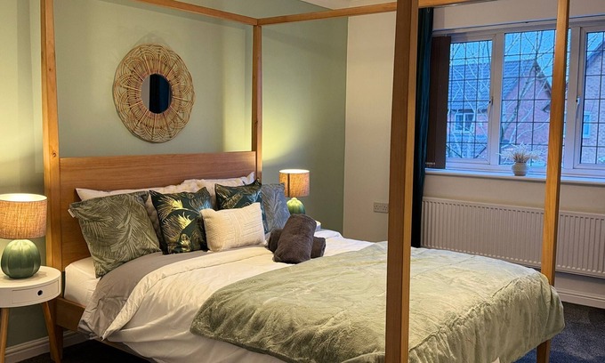 Wythenshawe House | 4 Bedroom Home Next to Manchester Airport