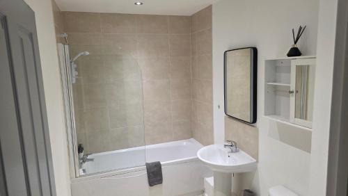 Ashton-under-Lyne House | 4 Bedroom Home Tameside Greater Manchester Sleeps 8