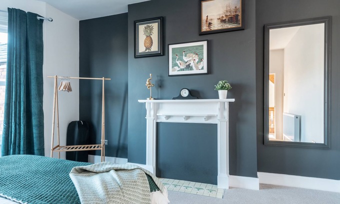 Newport House | 4 bedroom home w/free parking - Tŷ Hapus Newport